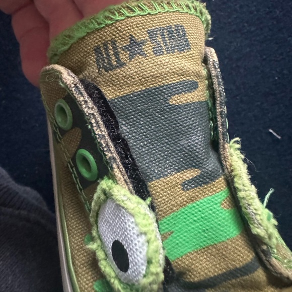 The cutest little converse! Kids Green Frog Canvas Shoes- EUC🐸lots of life left! - Picture 4 of 9